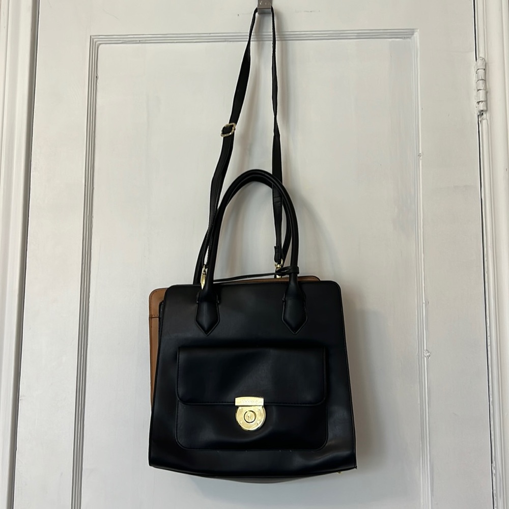 London fog purse. Has removeable over the shoulder strap and handbag handle.